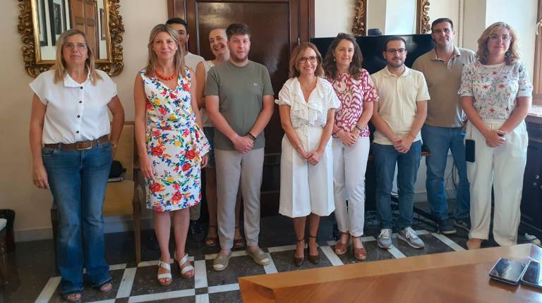 <i>Isabel Cano Caballero y María del Carmen Angulo se reúnen con representantes de las asociaciones vecinales de la ciudad y con el presidente de la Federación OCO, Francisco Zuheros. / Ayuntamiento de Jaén.</i>