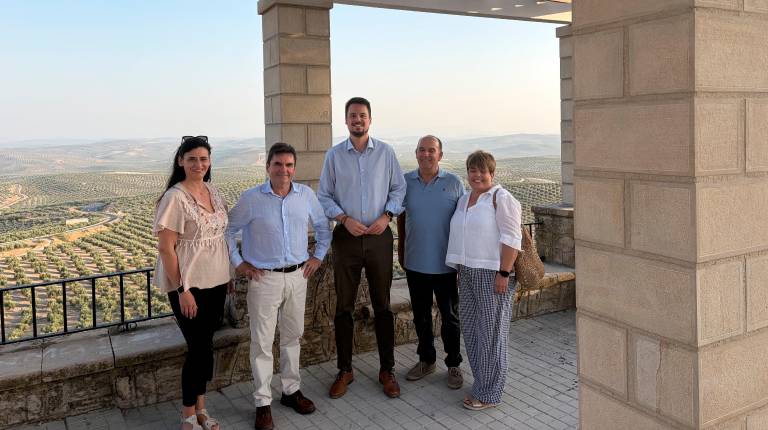<i>Lozano visita los miradores que se han adecuado en Porcuna en el marco de esta estrategia ligada al paisaje del olivar, enmarcada en el Plan de Sostenibilidad Turística “OleotourJaén”. / Diputación Provincial de Jaén.</i>