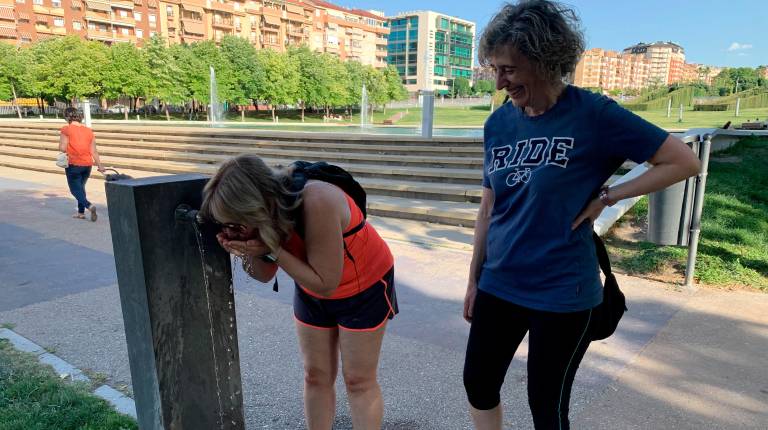 <i>Las fuentes se frecuentan con asiduidad con la llegada del calor, mientras que la sombra se busca con ahínco por los usuarios del Parque Andrés de Vandelvira de El Bulevar este fin de semana. / Pablo Espinosa / Diario JAÉN. </i>