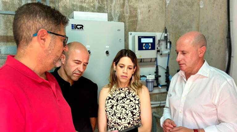 <i>José Luis Hidalgo visita junto al alcalde de Cazorla, José Luis Olivares, las obras en distintas infraestructuras hidráulicas del municipio. / Diputación de Jaén.</i>