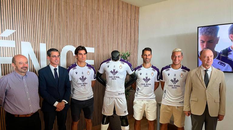 <i>Sebastián Moya, Fernando Planelles, Marco Siverio, Javi Moyano, Antonio Caballero y Juan Núñez, junto a la nueva camiseta del Real Jaén.</i>