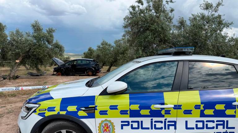 <i>Coche sospechoso abandonado en las olivas. / Policía Local.</i>
