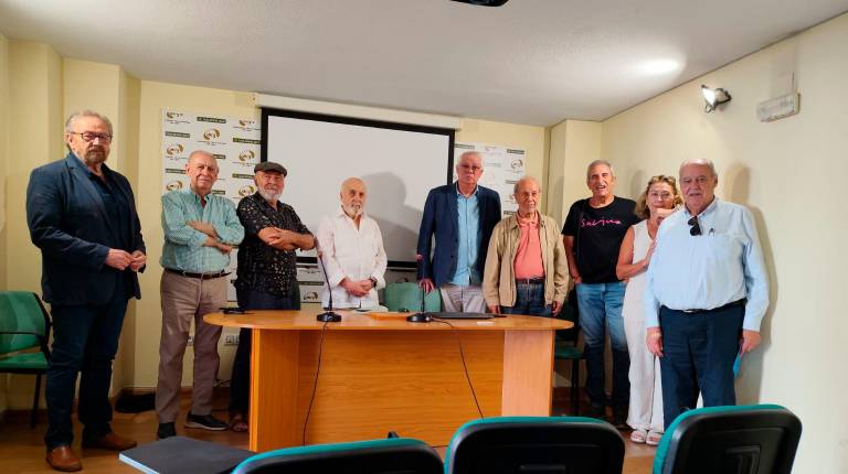 <i>Paco López, Juan Antonio Gómez, Santiago Donaire, Sebastián Cruz, Blas Ruedas, Felipe Serrano, Luis Martín Mesa, Pepa Pérez Meléndez y Miguel Conejero. / Fran Miranda / Diario JAÉN.</i>