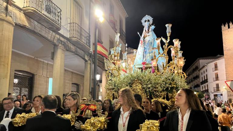 La Virgen del Alcázar llena de luz y clamor el corazón de los fieles en Baeza