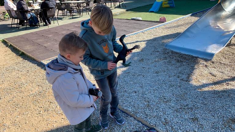 Los pequeños salen a la calle para disfrutar de sus regalos. / Pablo Espinosa / Diario JAÉN.