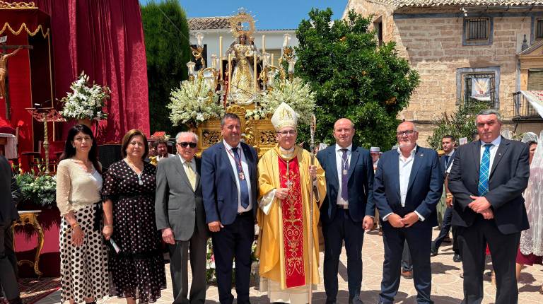 <i>El obispo de Jaén, junto al alcalde y exalcaldes de Pegalajar, con la Virgen de las Nieves de fondo. / J. Paredes / Diario JAÉN. </i>