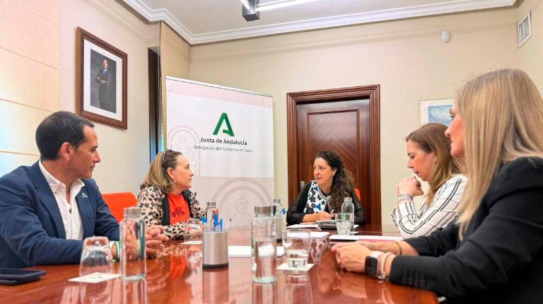 <i>Ana Mata y Francisco José Solano, reunidos con encuentro con responsables y profesionales del Hospital Universitario de Jaén. / Junta de Andalucía.</i>