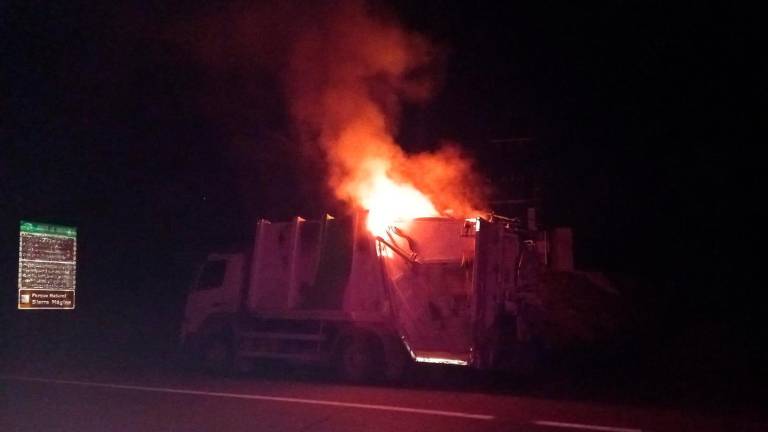 Arde un camión en Bélmez de la Moraleda por material en combustión