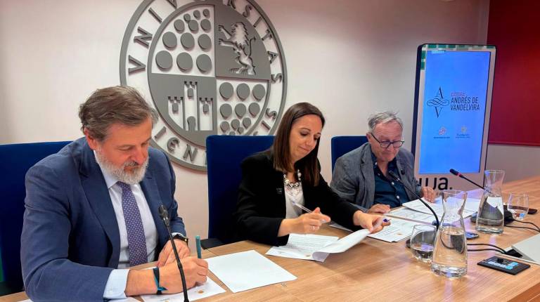 <i>Luis Jesús García-Lomas, Marta Torres y Pedro Galera durante la firma del convenio. / Universidad de Jaén. </i>