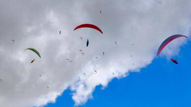 <i>El cielo de Pegalajar se llenó de parapentes en el comienzo de la primera jornada. / Agustín Muñoz. / Diario JAÉN.</i>