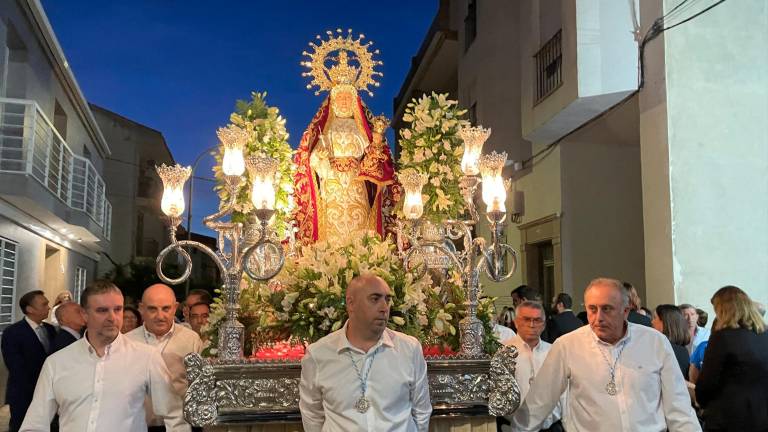 La patrona arroja luz en el corazón de todos sus fieles en Fuensanta de Martos