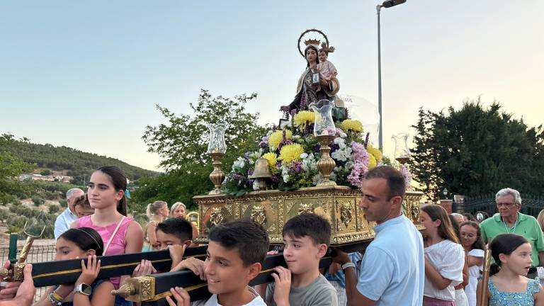Valdeastillas, un barrio entero rendido ante la Virgen del Carmen