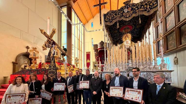 La capital se vuelca con El Abuelo en una emotiva ofrenda poética y floral previa a su esperada salida procesional