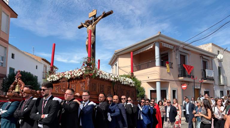 <i>Momento durante el recorrido del Cristo de la Piedad. / Ana Isabel Bravo / Diario JAÉN.</i>
