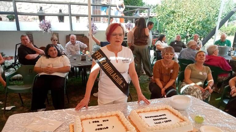 <i>Ani Garcia Martínez, con la tarta que le prepararon la familia y los amigos para festejar su jubilación en el referente de la hostelería segureña, el Hotel Restaurante Escobar.</i>