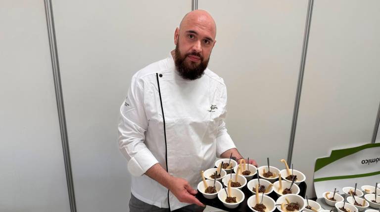<i>Patxi durante un servicio en su restaurante.</i>