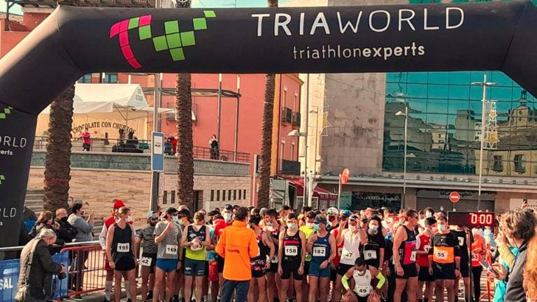 Juan Bautista y María del Mar Reyes triunfan en la San Silvestre de Linares