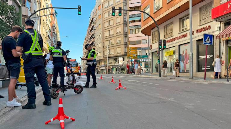 <i>Policía Local realizando un control de patinetes. / Ayuntamiento de Jaén. </i>