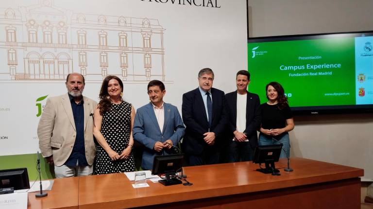 <i>Bernardo García, Yolanda Caballero, Paco Reyes, Félix González, José Ruiz y Carmen Usero. / Gilberto Moreno / Diario JAÉN.</i>