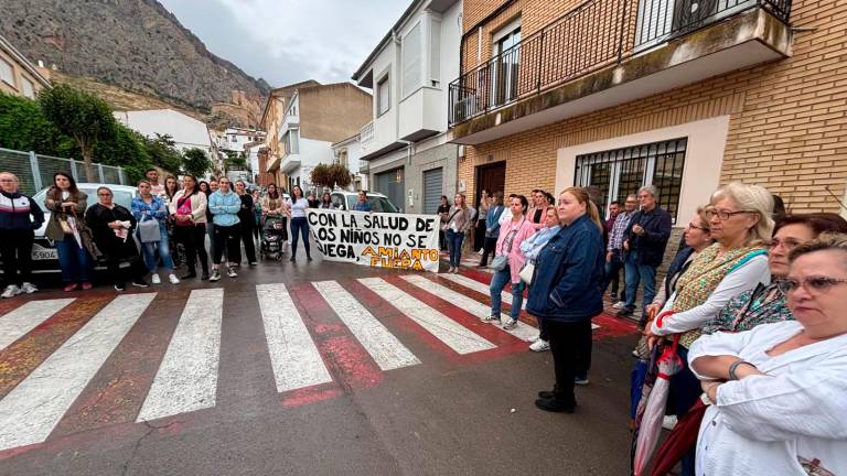 Concentración de vecinos y familiares de estudiantes del colegio Virgen de Cuadros, en Bedmar.