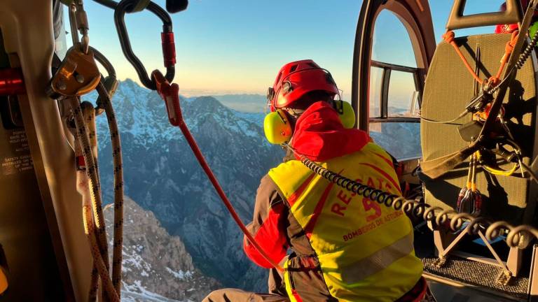Hallan con vida al montañero leonés perdido hace cuatro días en Picos de Europa