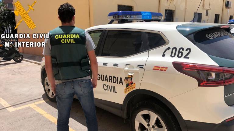 <i>Agente y vehículo de la Guardia Civil, en imagen de archivo. / Guardia Civil. </i>
