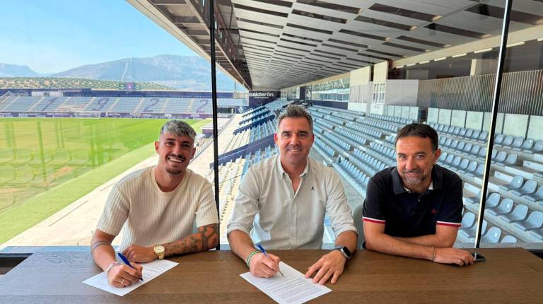 <i>Fran Gallego, Fran Anera y Juan Gambero en el despacho del consejero delegado. / Real Jaén.</i>