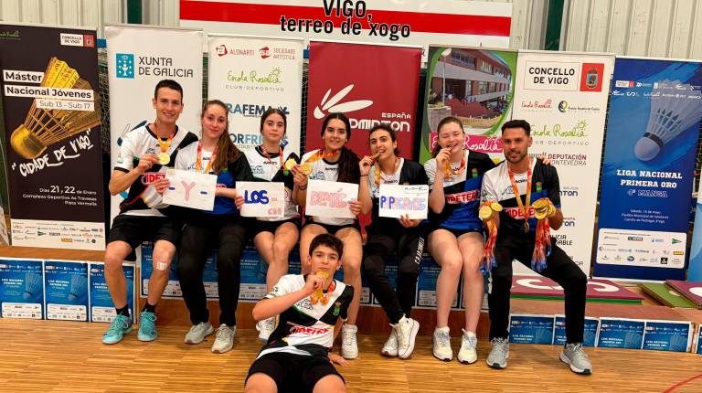 <i>Los jugadores del Club Bádminton Arjonilla celebran el ascenso. / CB Arjonilla.</i>
