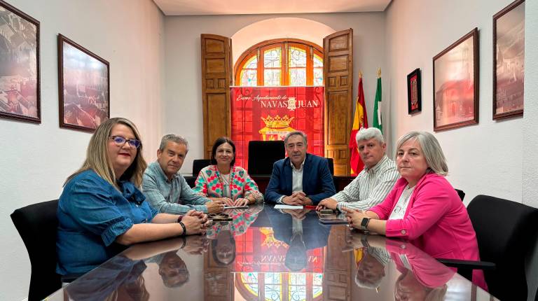 <i>Isabel Uceda presenta la convocatoria de ayudas en Navas de San Juan, con representantes de Sorihuela del Guadalimar, Chiclana de Segura y Vilches.</i>