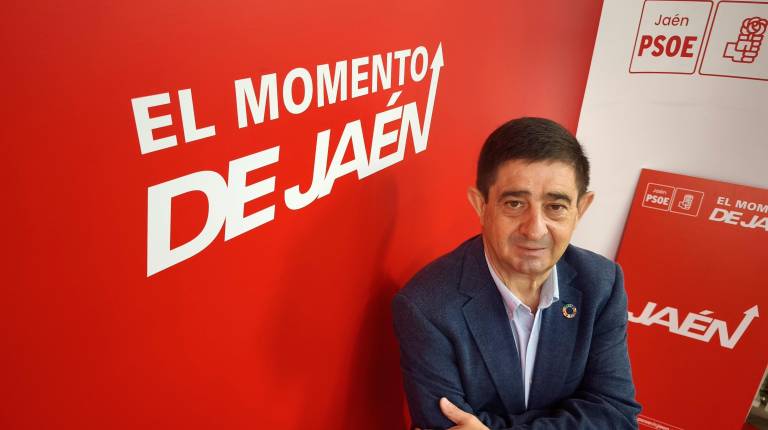 <i>Paco Reyes en la sede del PSOE, durante la entrevista con Manuela Rosa Jaenes. / Fotografías: Agustín Muñoz / Diario JAÉN.</i>