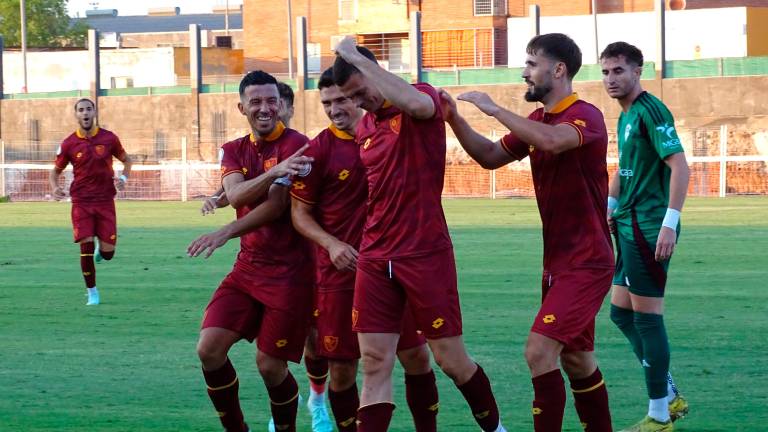 Los jugadores del Linares Deportivo felicitan a Jack Harper por el gol marcado. / Antonio del Arco.