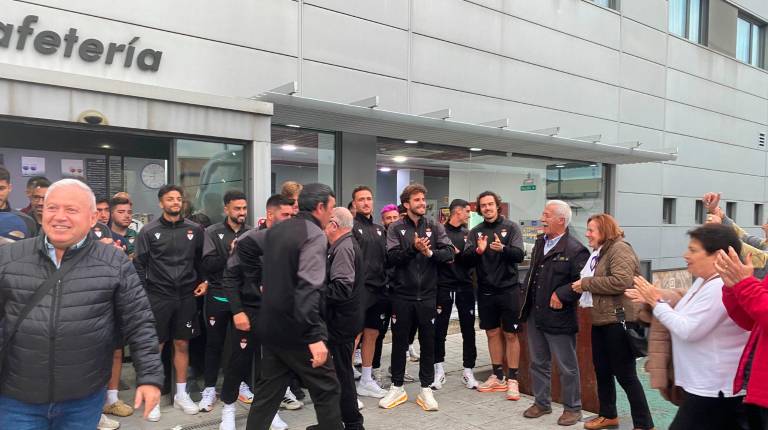 <i>Los jugadores del Real Jaén posan con los peñistas en Miranda de Ebro. / Gilberto Moreno. / Diario JAÉN.</i>