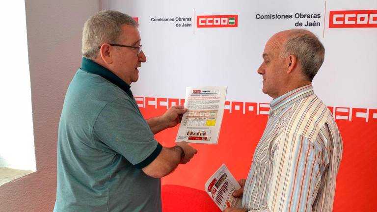 Francisco López muestra los gráficos sobre la situación de los juzgados jiennenses a Antonio Calero. / Pablo Espinosa Luna / Diario JAÉN. 