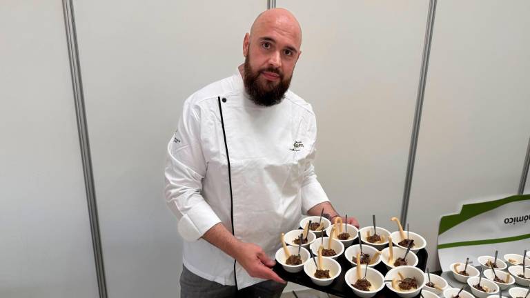 Patxi durante un servicio en su restaurante.