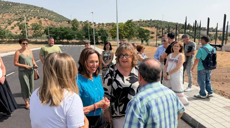 <i>Visita de la consejera Rocío Díaz al polígono Los Retiros, en Huelma. / Junta de Andalucía. </i>