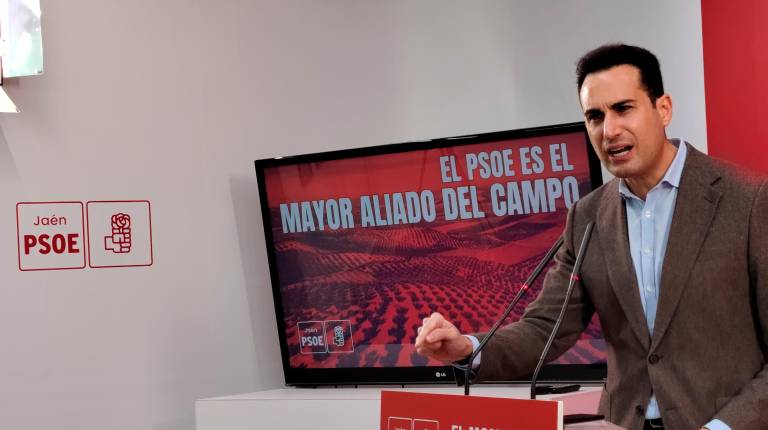 <i>El senador socialista José Latorre en rueda de prensa en la sede de la calle Hurtado. / Fran Miranda / Diario JAÉN.</i>