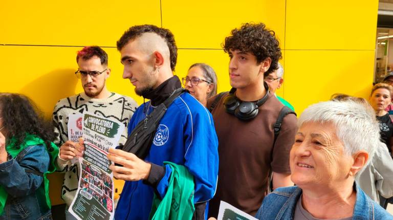 <i>Miembros de la Plataforma de Afectados por la Hipoteca y vecinos intentaron frenar el desalojo. / Carmen Jiménez / Diario JAÉN.</i>