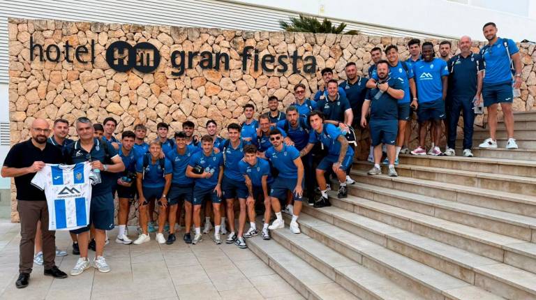 <i>La plantilla del Atlético Baleares, en su hotel de concentración antes del partido ante el Real Jaén. / Atlético Baleares</i>