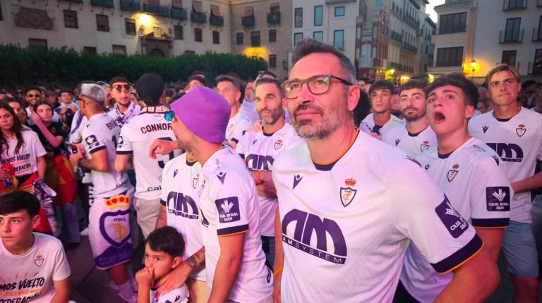 <i>Manuel Herrero, en la Plaza de Santa María, en la fiesta por el ascenso. / Agustín Muñoz / Diario JAÉN.</i>
