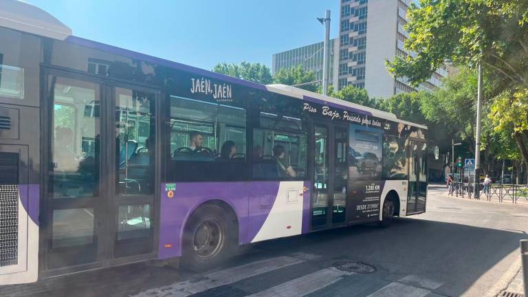 Imagen de archivo de un autobús de línea urbano de la empresa ALSA subiendo por la Plaza de las Batallas. 