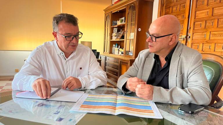 <i>Manuel Fernández visita el municipio acompañado por el alcalde, Cristóbal Rodríguez. / Dubdelegación del Gobierno.</i>