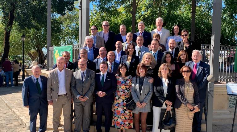 <i>Las muestras para degustar no se escatimaron durante el paseo que realizaron los representantes políticos por la XIX Feria del Aceite de Porcuna, como tampoco lo hicieron los aplausos otorgados a las dos asociaciones galardonadas con la Aceituna de Oro de esta edición.</i>