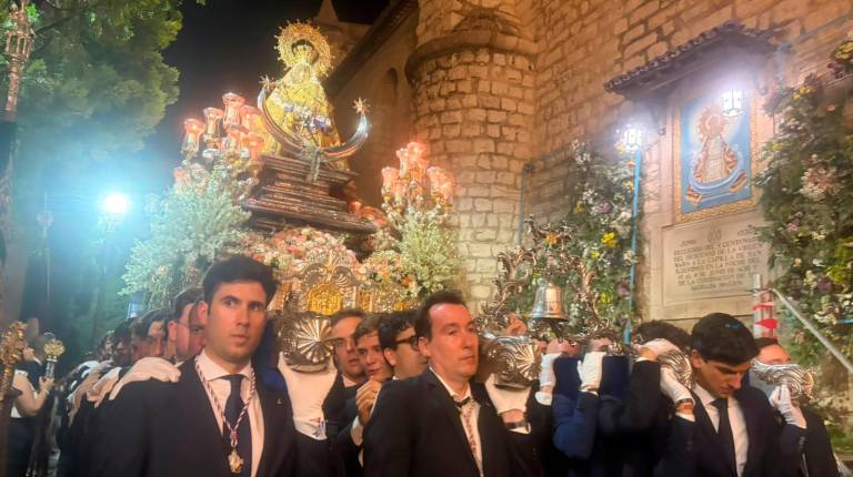 <i>Algunos momentos de la procesión de la Virgen de la Capilla, por el centro de Jaén. / Fotografías: Ana Isabel Bravo / Diario JAÉN.</i>
