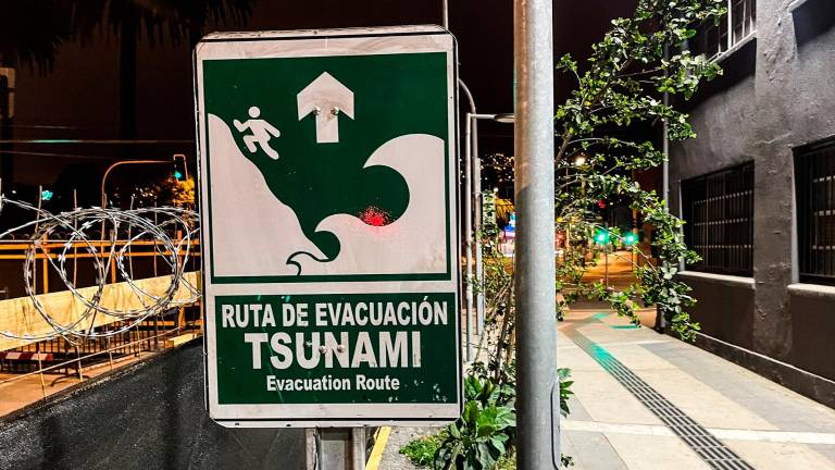 Chile mantiene el estado de alerta por tsunami en gran parte del país