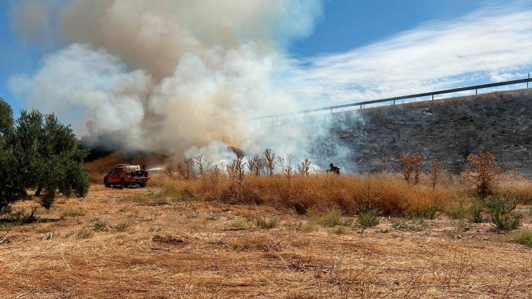 Fuego declarado en una cuneta de la A-44, a la altura de Jabalquinto