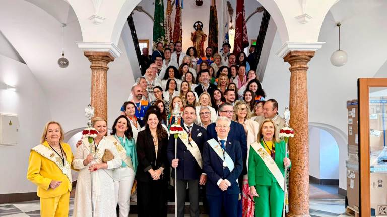 <i>Autoridades, miembros de la Cofradía Matriz y personal sanitario. / Junta de Andalucía.</i>