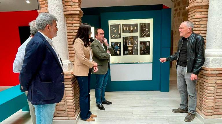 <i>Visita a las exposiciones del Museo Arqueológico de Linares. / Junta de Andalucía.</i>