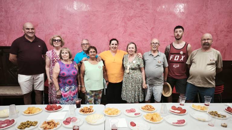 <i>Sobre estas líneas, foto de familia con la alcaldesa, Rocío Beltrán, el concejal Diego Jesús López, y los emigrantes que participaron en el acto. / Agustín Muñoz / Diario JAÉN.</i>