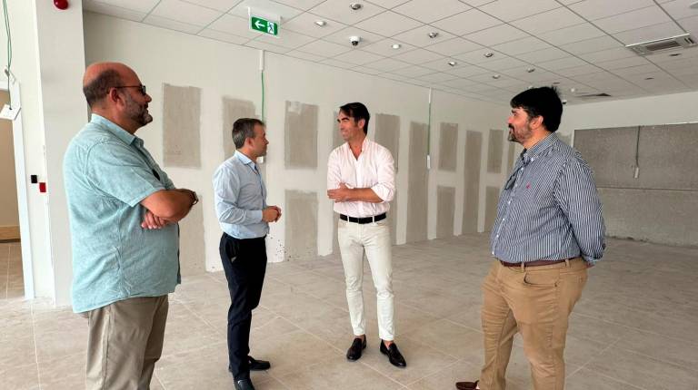 <i>Julio Millán visita las obras del establecimiento que la cadena alemana de droguería y perfumería Rossmann. / Fotografías: Ayuntamiento de Jaén.</i>