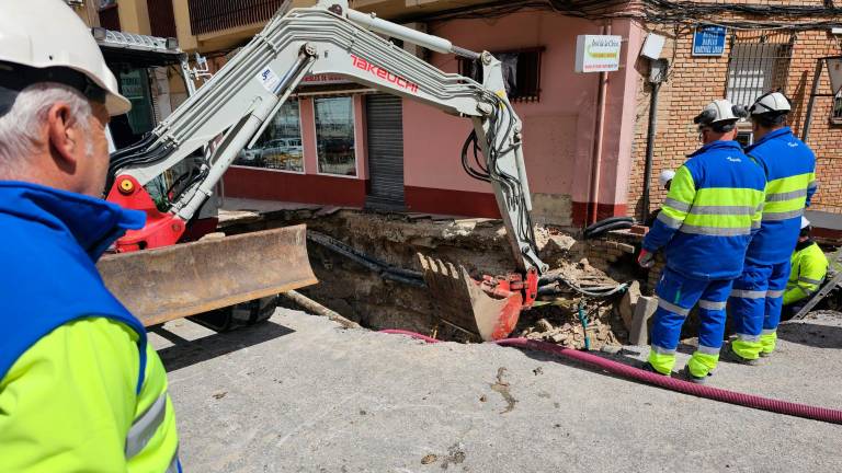 En busca de una solución para el socavón de la avenida Arjona